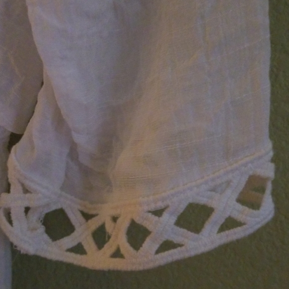 White top - Picture 4 of 8